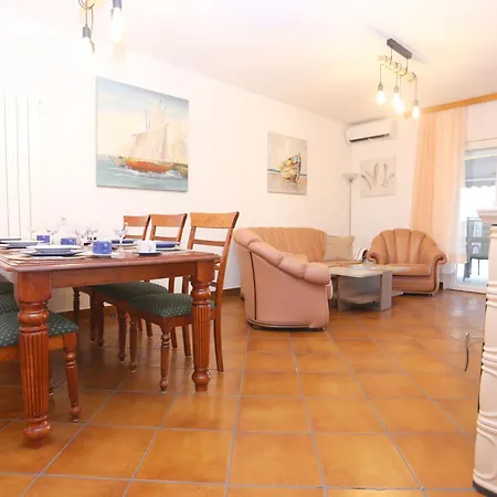 Bella Sofia 80 M From The Sea Nyaraló