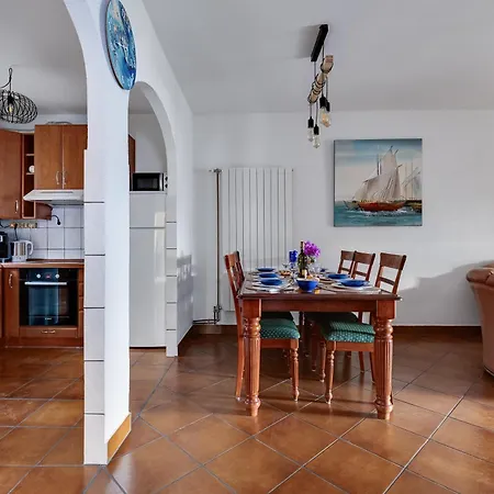 別荘 Bella Sofia 80 M From The Sea ルティナ